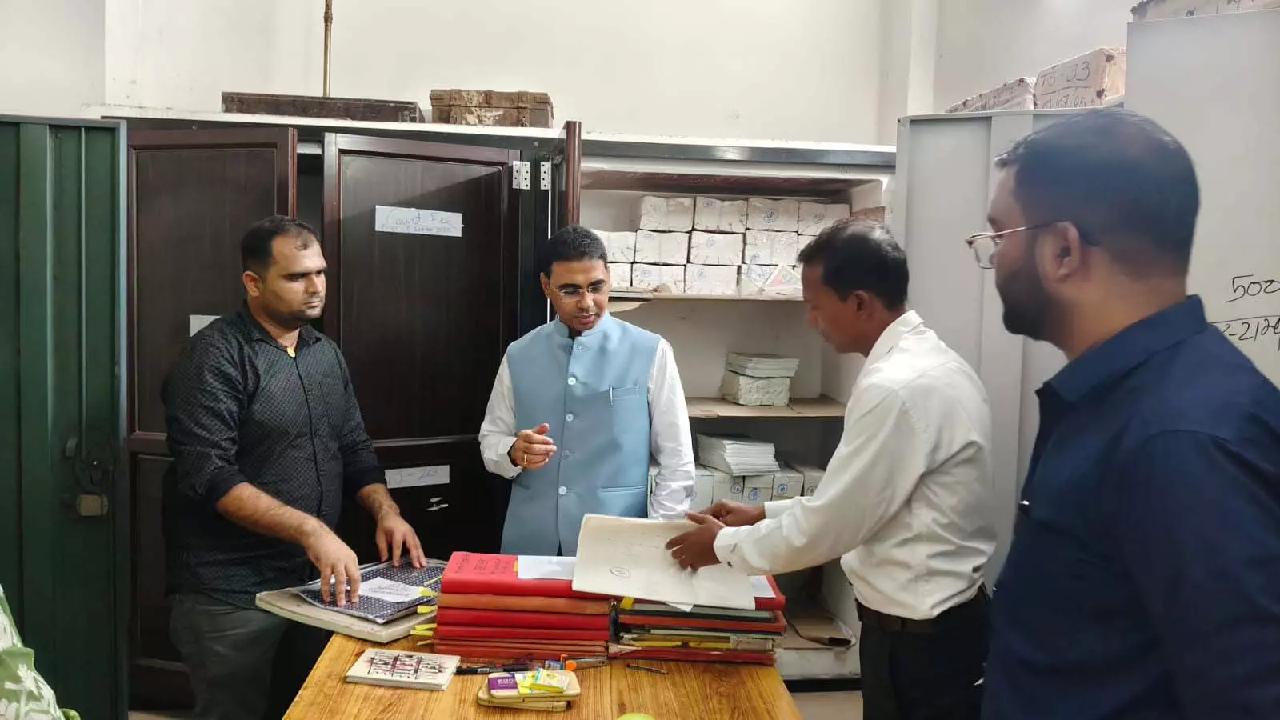 CG : कलेक्टर ने स्ट्रांग रूम एवं अन्य कार्यालयों का किया निरीक्षण …