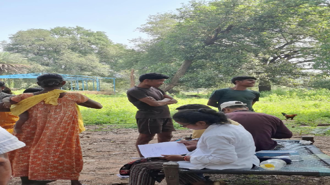 CG : 8 किमी की दुर्गम राह, फिर बेंगपाल में स्वास्थ्य शिविर; 106 ग्रामीणों की हुई जांच