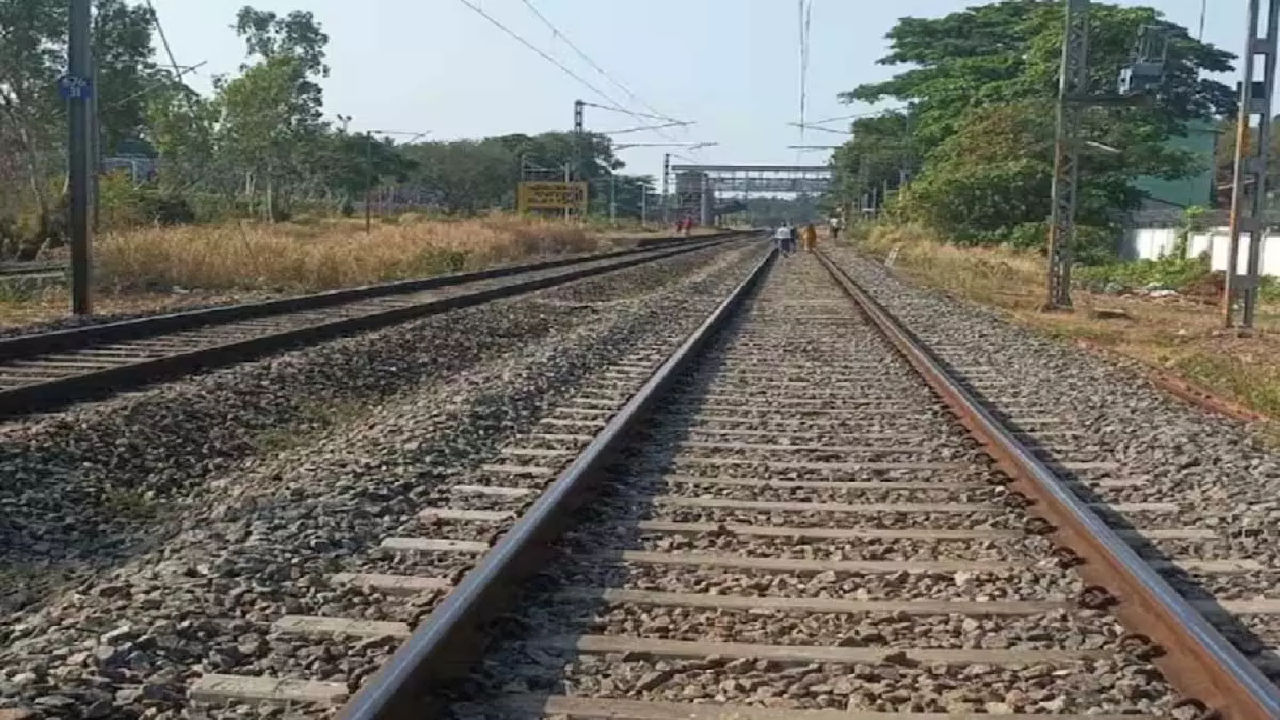 CG : ट्रेन में चढ़ते समय दर्दनाक हादसा, पटरियों पर गिरे लोको पायलट के दोनों पैर कटे, मौत…