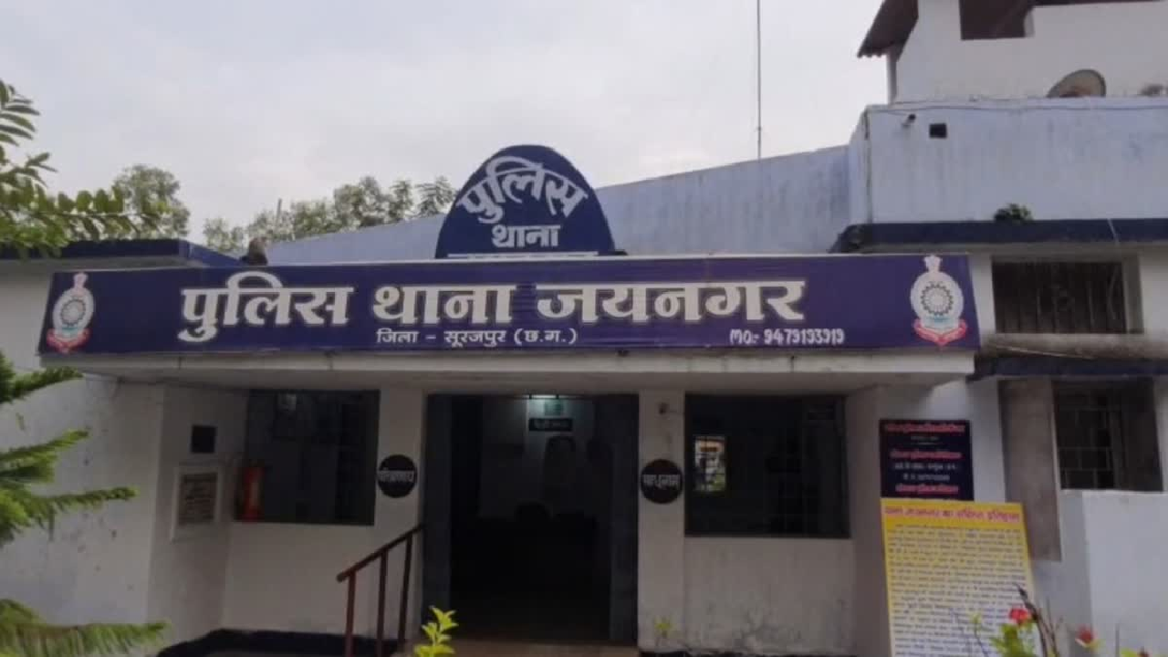 CG : मां-बेटे की संदिग्ध मौत से सनसनी, अलग-अलग जगह मिले दोनों के शव, मौके पर जुटी भीड़…