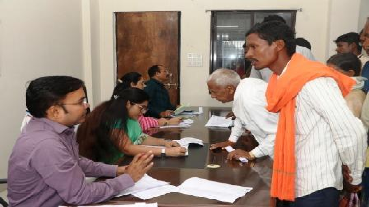 CG : साप्ताहिक जनदर्शन में कलेक्टर ने सुनी आमजनों की समस्याएं...