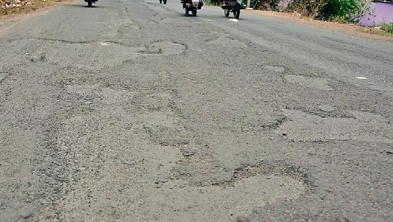 राजनांदगांव : कन्हारपुरी जाने वाली सड़क जर्जर, राहगीरों को आवागमन में हो रही परेशानी...