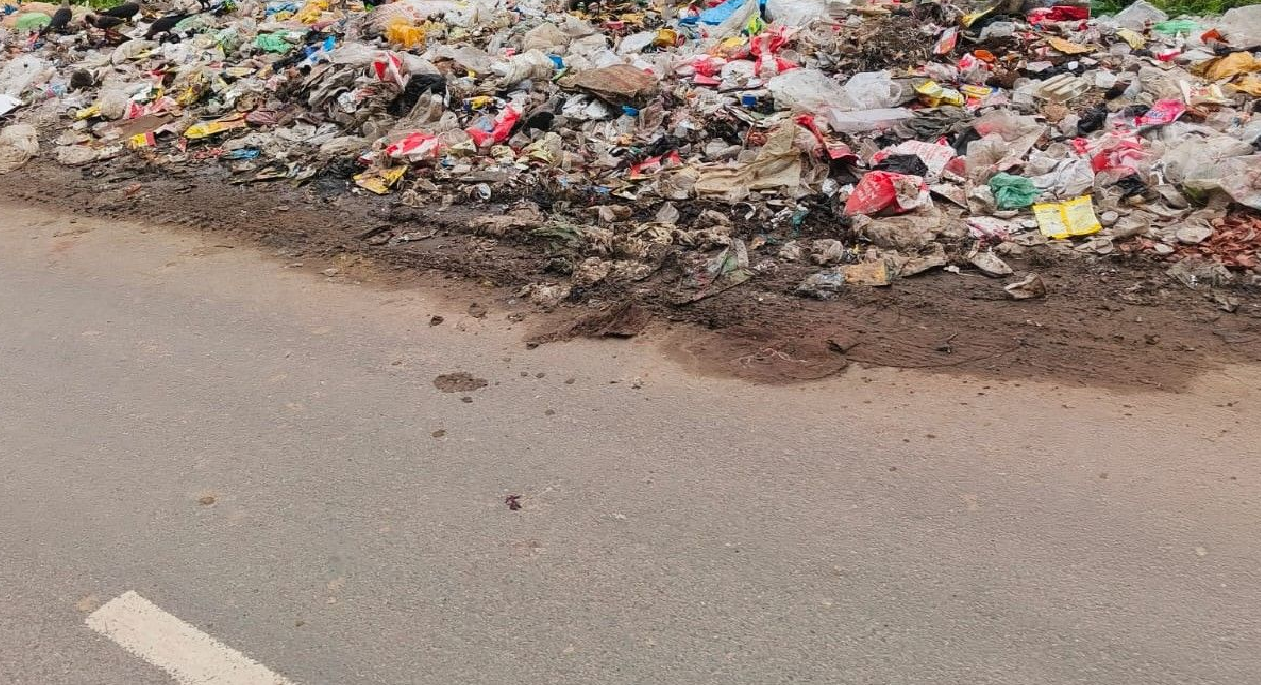 राजनांदगांव : बल्देव बाग जाने वाली सड़क पर फैला कचरा…