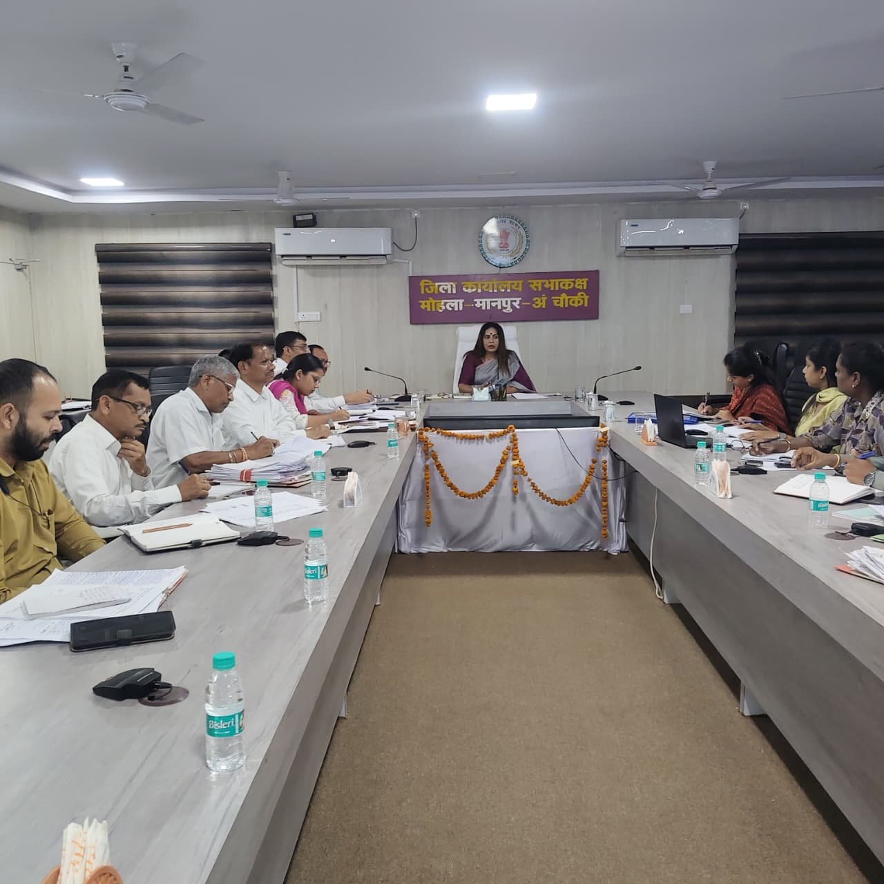 मोहला : राजस्व प्रकरणों का समय-सीमा में निराकरण करें, धान खरीदी की तैयारियां समय रहते करें पूर्ण–कलेक्टर तनुजा सलाम