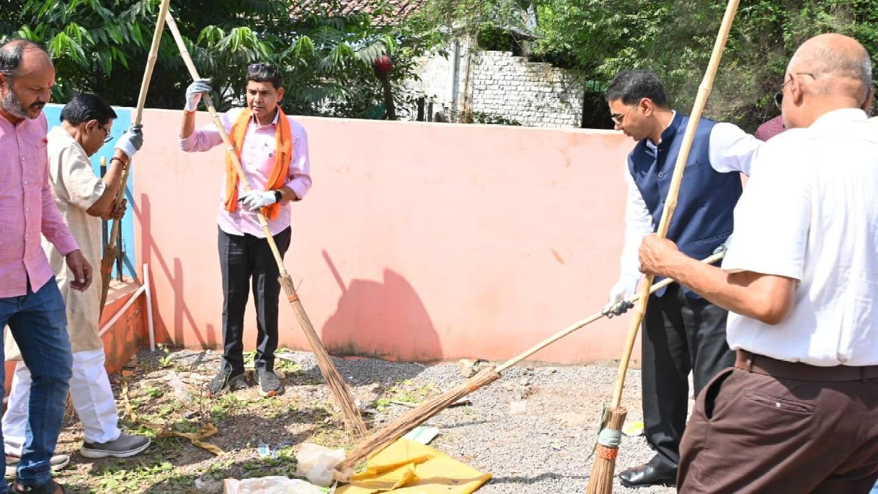 राज्यपाल डेका से कामधेनु विश्वविद्यालय के कार्य परिषद सदस्यों ने की भेंट ...