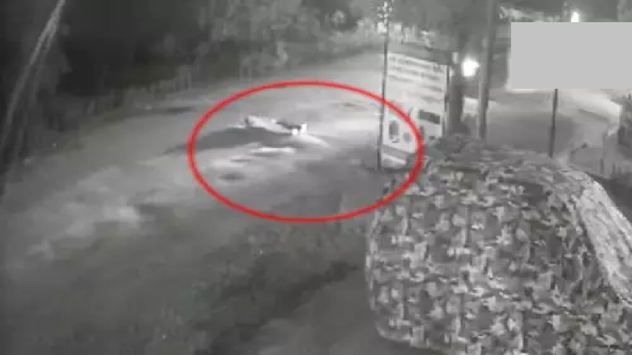 CG : सड़क पर लेटे युवक को कार ने कुचला, CCTV फुटेज में दिखा पूरा घटनाक्रम …