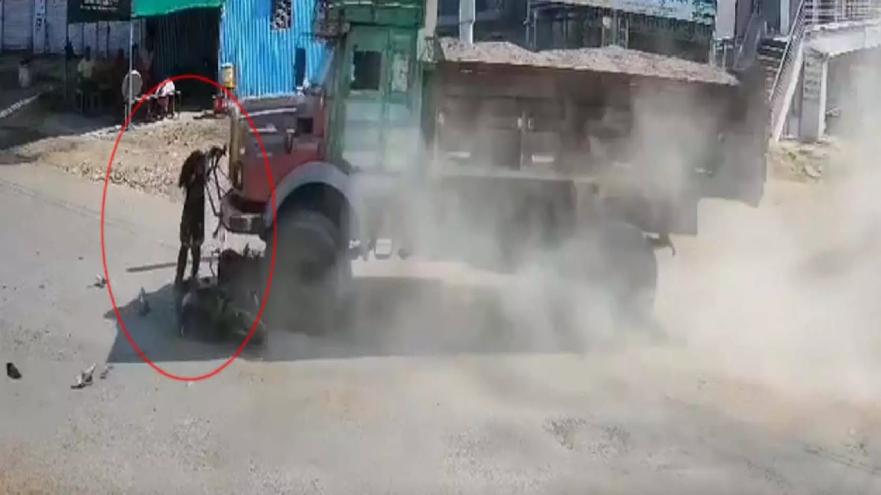 मौत को सामने देख नहीं घबराई युवती, ट्रक का बंपर पकड़कर बची जिंदगी …