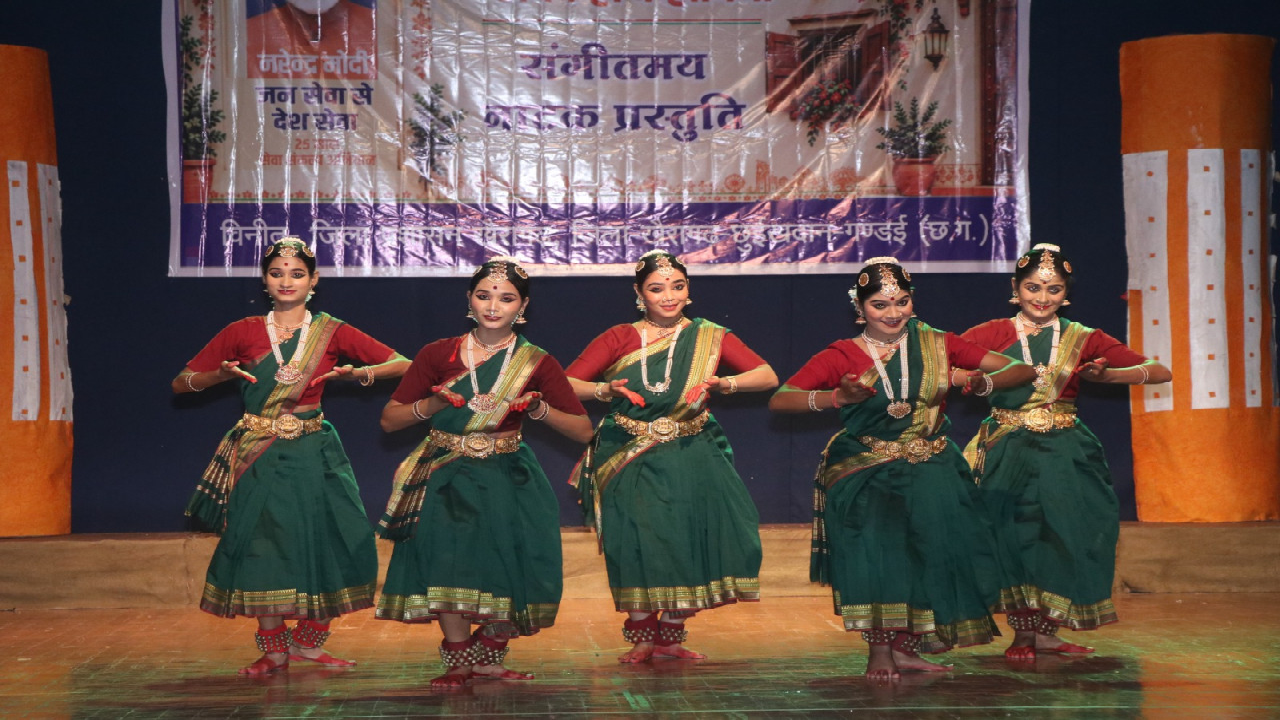 इंदिरा कला संगीत विश्वविद्यालय खैरागढ़ में ‘नमो सेवा– अनकही कहानियां’ का जिला स्तरीय भव्य नाट्य मंचन ...