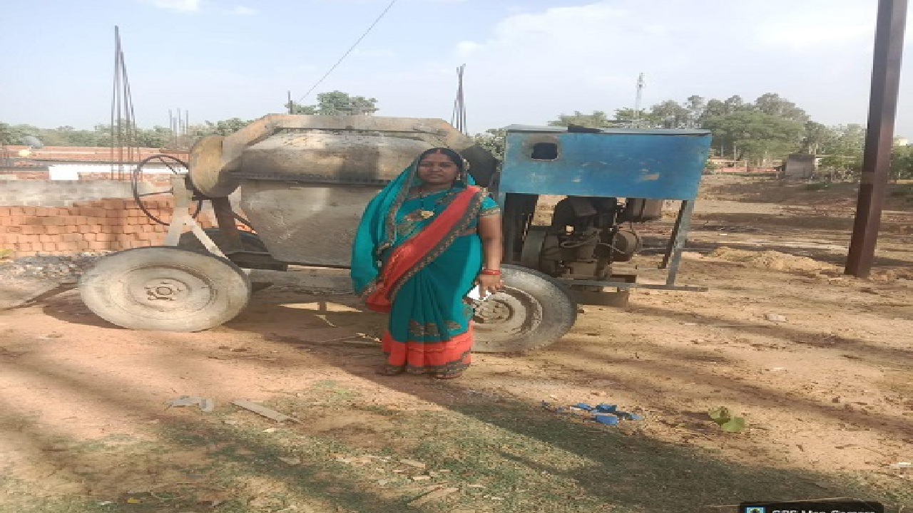 CG : सेंट्रिंग प्लेट, टेंट हाउस, ट्रैक्टर एवं मिक्सर मशीन का संचालन कर रहीं हैं सुमित्रा …
