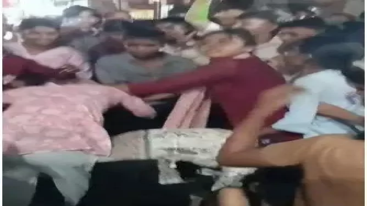 CG : रायपुर में लड़कियों की लड़ाई , छुड़ाने पहुंचे आसपास के लोग …