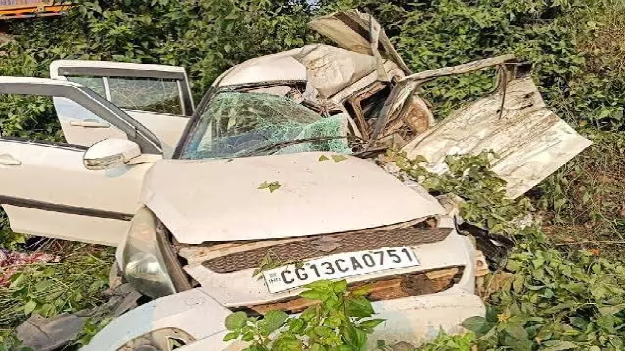 राजनांदगांव : छत्तीसगढ़ से झारखंड जा रहा था परिवार, एक्सीडेंट में तीन जिंदगियां खत्म, मासूम सुरक्षित …