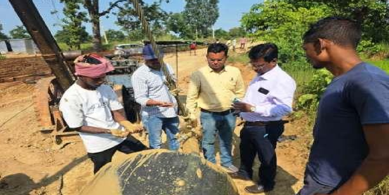 CG : प्रधानमंत्री ग्राम सड़क योजना के कार्यों का अधीक्षण अभियंता ने किया सघन निरीक्षण …