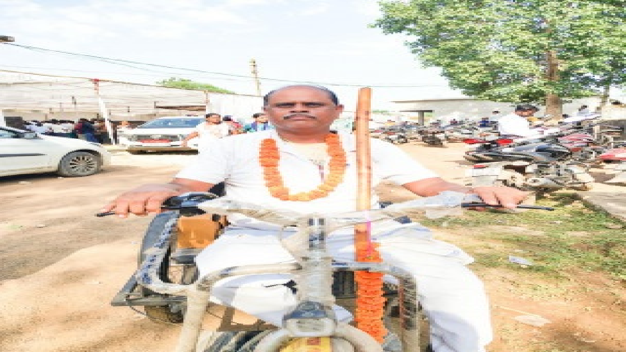 CG : मोटराइज्ड ट्राइसाइकिल मिलने से विजय कुमार की राह हुई आसान …