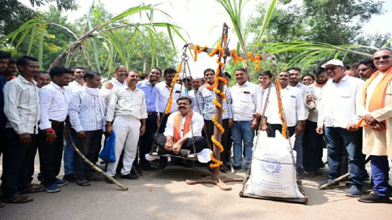 CG : गन्ना किसानों ने विजय शर्मा को शक्कर की बोरियों से तौलकर जताया आभार …