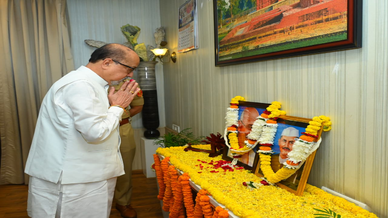 राज्यपाल रमेन डेका ने महात्मा गांधी एवं लाल बहादुर शास्त्री को श्रद्धा सुमन अर्पित किए ...