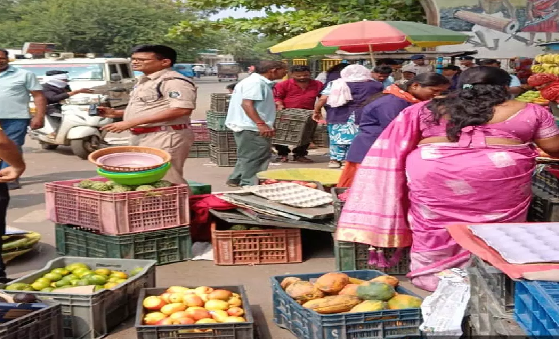 CG : रायपुर में अतिक्रमण पर बड़ा एक्शन, पचपेड़ी नाका और MMI अंडरब्रिज से हटाए गए ठेले …