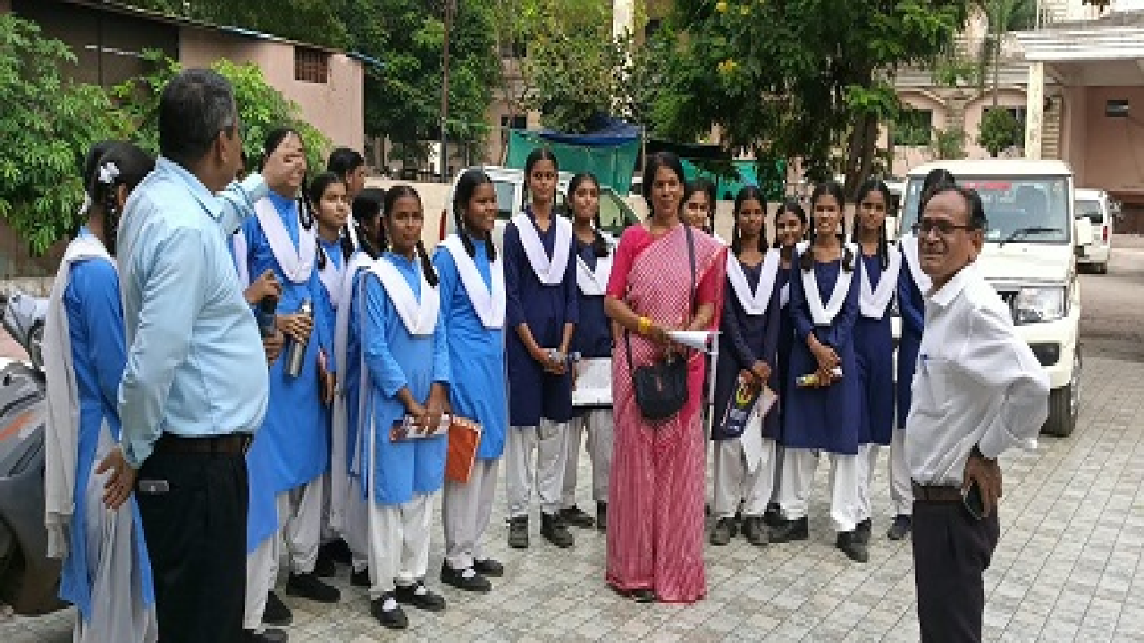 राजनांदगांव : बिटिया/वर्क अभियान के तहत विद्यालयीन छात्राओं को कराया गया विभिन्न कार्यालयों का भ्रमण …