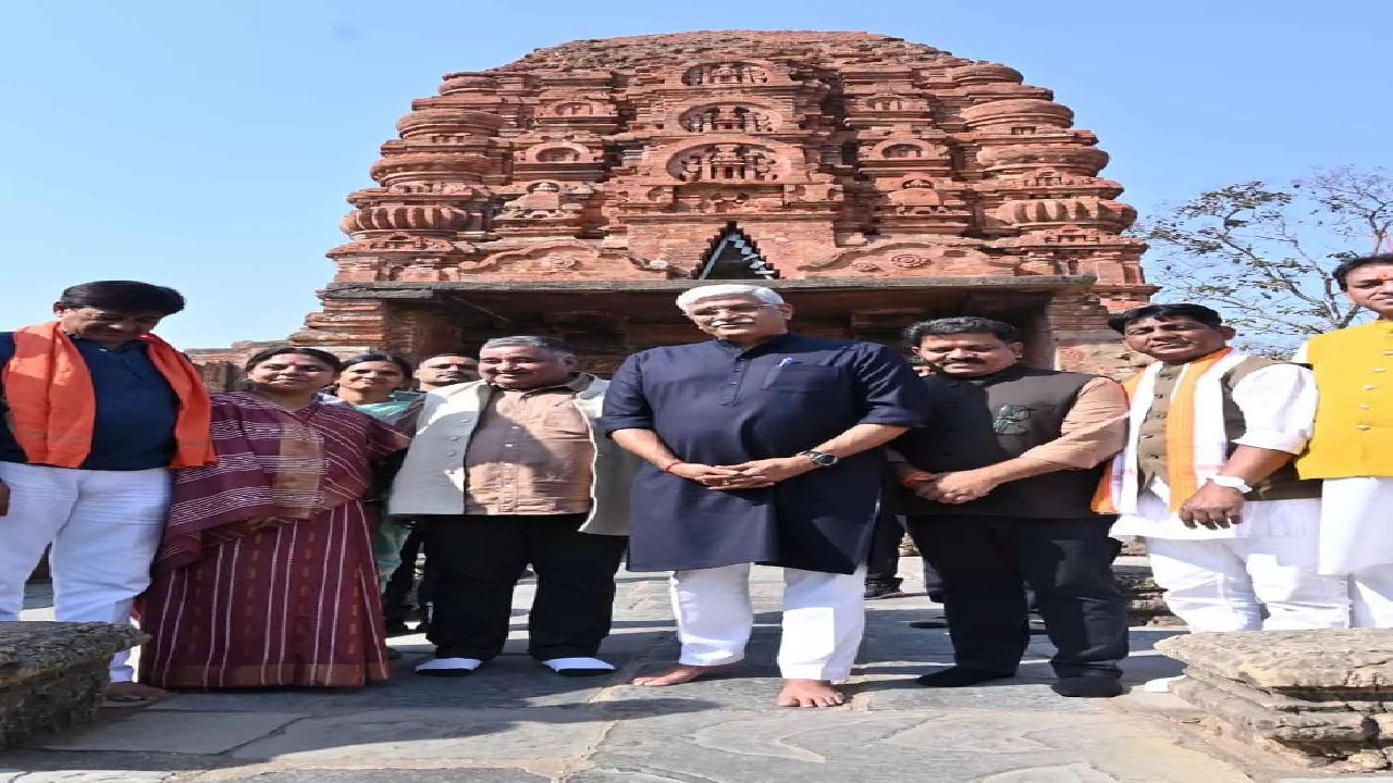 CG : भिलाई निगम के 7 अभियंताओं को हाईकोर्ट से राहत, अफसरों को नोटिस जारी ... बिलासपुर। छत्तीसगढ़ के भिलाई नगर निगम में पेवर ब्लॉक निर्माण कार्यों में कथित गड़बड़ी के मामले में सात अभियंताओं को बिलासपुर हाईकोर्ट से बड़ी राहत मिली है। हाईकोर्ट के जस्टिस बीडी गुरु की सिंगल बेंच ने अभियंताओं के खिलाफ अनुशासनात्मक कार्रवाई और अधिक भुगतान की राशि वसूलने संबंधी निर्देशों पर रोक लगा दी है। इसके साथ ही मुख्य अभियंता द्वारा जारी कारण बताओ नोटिस पर भी रोक लगाई गई है। अदालत ने नगरीय प्रशासन एवं विकास विभाग के सचिव, दुर्ग कलेक्टर और नगर निगम भिलाई के संबंधित अधिकारियों को नोटिस जारी कर जवाब पेश करने के निर्देश दिए हैं। मामला वर्ष 2023-24 में कराए गए पेवर ब्लॉक निर्माण कार्यों में कथित अनियमितताओं से जुड़ा है। सात अभियंताओं ने हाईकोर्ट में दायर की थी याचिका जानकारी के मुताबिक, नगर निगम भिलाई में पदस्थ उप अभियंता अर्पित बंजारे, चंदन निर्मल, श्वेता महेश्वर, पुरुषोत्तम सिंहा, रीमा हुमने, कृष्ण कुमार जंघेल और सहायक अभियंता श्वेता वर्मा ने हाईकोर्ट में याचिका दायर की थी। याचिकाकर्ताओं ने अधिवक्ता सिबाशीष मिश्रा के माध्यम से अदालत का दरवाजा खटखटाया था। अभियंताओं ने उनके खिलाफ प्रस्तावित अनुशासनात्मक कार्रवाई और अधिक भुगतान की वसूली संबंधी निर्देशों को चुनौती दी थी। पेवर ब्लॉक निर्माण में सामने आई थी गड़बड़ी भिलाई नगर निगम की परियोजना शाखा के अंतर्गत वर्ष 2023-24 में शहर की सड़कों, फुटपाथों और चौक-चौराहों पर पेवर ब्लॉक लगाने के कार्य कराए गए थे। इन निर्माण कार्यों में अनियमितताओं की शिकायत मिलने के बाद दुर्ग कलेक्टर ने मामले की जांच कराने के निर्देश दिए थे। इसके लिए लोक निर्माण विभाग और ग्रामीण यांत्रिकी सेवा के कार्यपालन अभियंताओं की संयुक्त जांच कराई गई। जांच दल ने निर्माण कार्यों का भौतिक सत्यापन किया और उपलब्ध दस्तावेजों का परीक्षण किया। इस दौरान दर्ज निर्माण कार्यों और मौके पर हुए वास्तविक कार्य के बीच अंतर सामने आने की बात जांच रिपोर्ट में कही गई। 29 अनुबंधों में से 21 में मिली अनियमितता संयुक्त जांच प्रतिवेदन के अनुसार, कुल 29 अनुबंधों की जांच की गई। इनमें से 21 अनुबंधों में माप पुस्तिका में दर्ज मात्रा की तुलना में मौके पर कम निर्माण कार्य पाया गया। जांच रिपोर्ट में निर्माण कार्यों के लिए 16 लाख 85 हजार 457 रुपए के अधिक भुगतान का उल्लेख किया गया। रिपोर्ट के आधार पर दुर्ग कलेक्टर ने नगर निगम आयुक्त को पत्र लिखकर संबंधित अभियंताओं के खिलाफ कठोर अनुशासनात्मक कार्रवाई करने और अधिक भुगतान की राशि वसूलने के निर्देश दिए थे। मुख्य अभियंता ने जारी किया था कारण बताओ नोटिस कलेक्टर के निर्देशों के बाद मुख्य अभियंता ने सात अभियंताओं को कारण बताओ नोटिस जारी किया। नोटिस में निर्माण कार्यों की कथित गड़बड़ियों को लेकर जवाब मांगा गया था। इसके बाद अभियंताओं ने हाईकोर्ट में याचिका दाखिल कर कार्रवाई की प्रक्रिया पर सवाल उठाए। उनका कहना था कि जांच के दौरान उन्हें अपना पक्ष रखने का पर्याप्त अवसर नहीं दिया गया। अभियंताओं के वकीलों ने उठाए गंभीर सवाल हाईकोर्ट में याचिकाकर्ताओं की ओर से वरिष्ठ अधिवक्ता मतीन सिद्दीकी और अधिवक्ता जैनब मुस्तफा वनक ने पैरवी की। अधिवक्ताओं ने अदालत के सामने दलील दी कि अभियंताओं को जांच प्रक्रिया के दौरान अपना पक्ष रखने का अवसर नहीं दिया गया। इसके बावजूद कलेक्टर के पत्र में उनके खिलाफ कठोर कार्रवाई और वसूली के निर्देश जारी कर दिए गए। वरिष्ठ अधिवक्ता मतीन सिद्दीकी ने तर्क दिया कि जब संबंधित अधिकारियों के खिलाफ कार्रवाई की दिशा पहले ही तय कर ली गई हो, तब कारण बताओ नोटिस जारी करना केवल औपचारिकता बनकर रह जाता है। उन्होंने इसे प्राकृतिक न्याय के सिद्धांतों के विपरीत बताया। हाईकोर्ट ने कार्रवाई और वसूली पर लगाई रोक याचिकाकर्ताओं की दलीलें सुनने के बाद जस्टिस बीडी गुरु की सिंगल बेंच ने दुर्ग कलेक्टर के 3 सितंबर 2026 के पत्र में उल्लेखित अनुशासनात्मक कार्रवाई और अधिक भुगतान की वसूली संबंधी निर्देशों पर रोक लगा दी। इसके साथ ही मुख्य अभियंता की ओर से जारी कारण बताओ नोटिस पर भी रोक लगाई गई है। अदालत ने नगरीय प्रशासन एवं विकास विभाग के सचिव, दुर्ग कलेक्टर और नगर निगम भिलाई के संबंधित अधिकारियों को नोटिस जारी कर जवाब तलब किया है। हाईकोर्ट के इस अंतरिम आदेश से सात अभियंताओं को फिलहाल राहत मिली है। हालांकि, अदालत ने अभी निर्माण कार्यों में कथित अनियमितताओं और अभियंताओं की जिम्मेदारी पर अंतिम निर्णय नहीं दिया है। अब संबंधित अधिकारियों के जवाब और आगामी सुनवाई के आधार पर मामले में आगे की स्थिति स्पष्ट होगी।