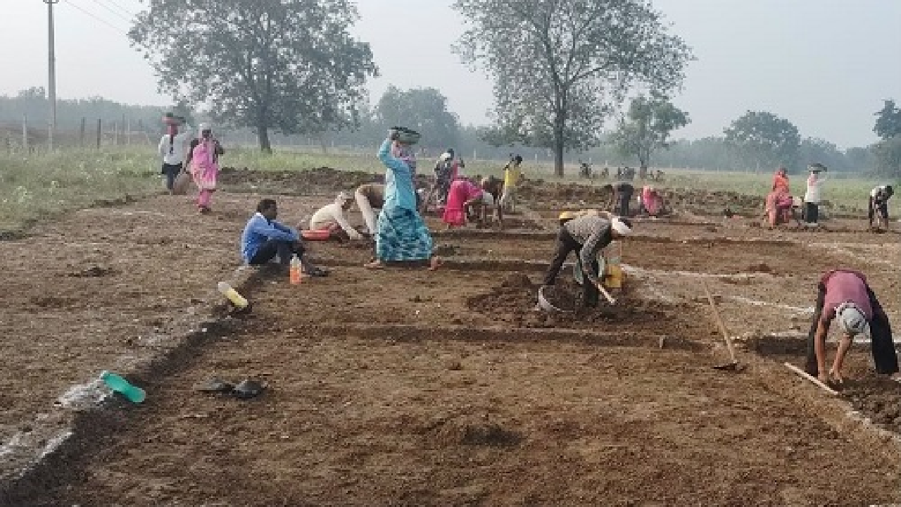 CG : सामुदायिक डबरी निर्माण से जल संरक्षण और ग्रामीण आजीविका को मिलेगा नया आधार …