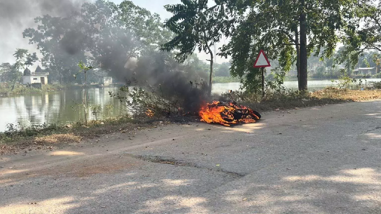 CG : चलती इलेक्ट्रिक स्कूटी में लगी भीषण आग, भाई-बहन ने कूदकर बचाई जान …