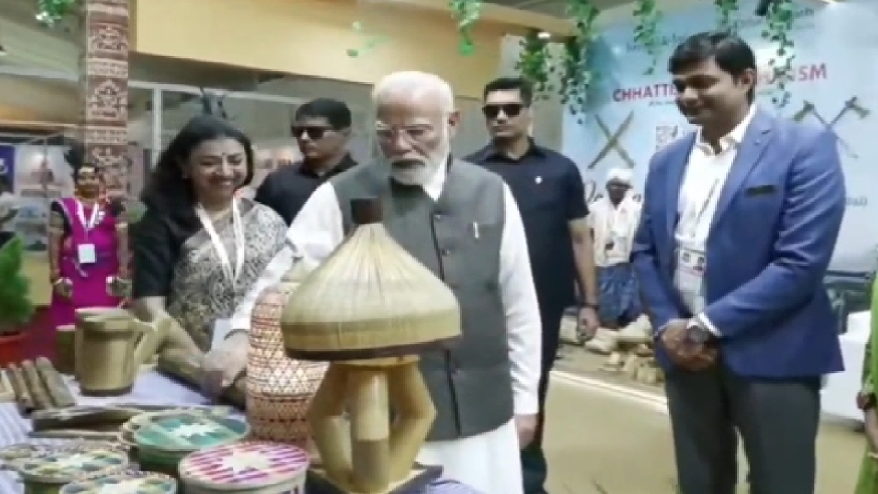 CG : पीएम मोदी ने किया छत्तीसगढ़ के स्टाल का अवलोकन, डोकरा, बांस शिल्प और कोसा को सराहा …